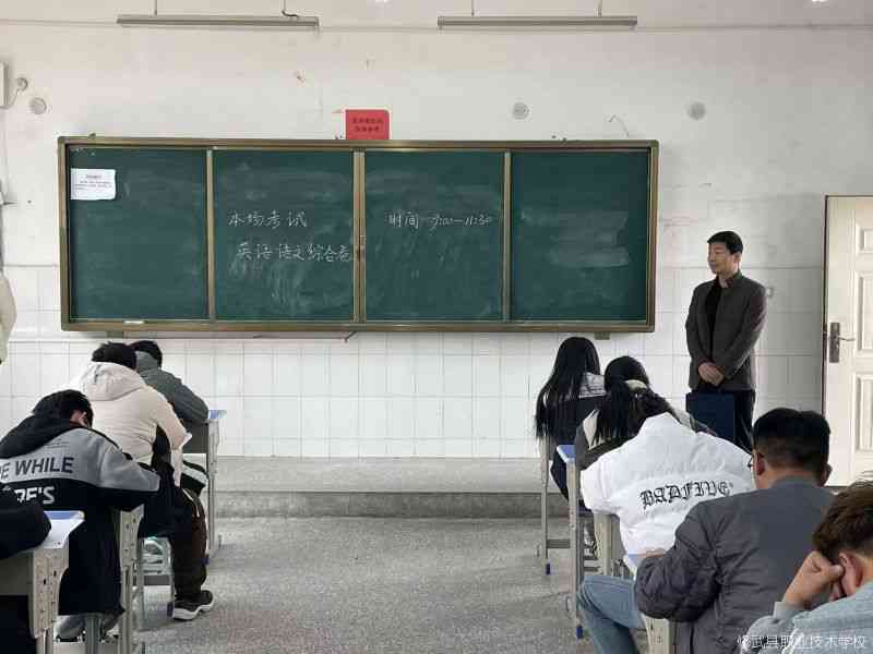 巡视高三考场 张主任.jpg